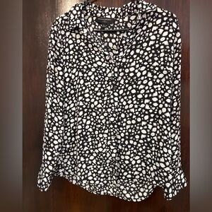Bundle 3 for $15. Banana Republic Black and White Button Down Shirt. Size S.